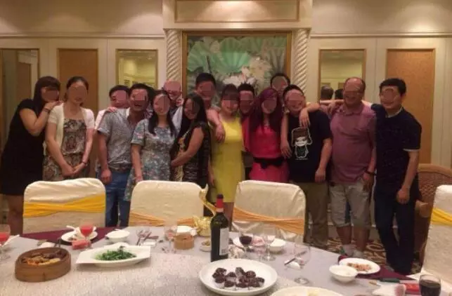 女子在路邊撿了個孩子,撫養4年後,一次聚會上得知是自己親女兒