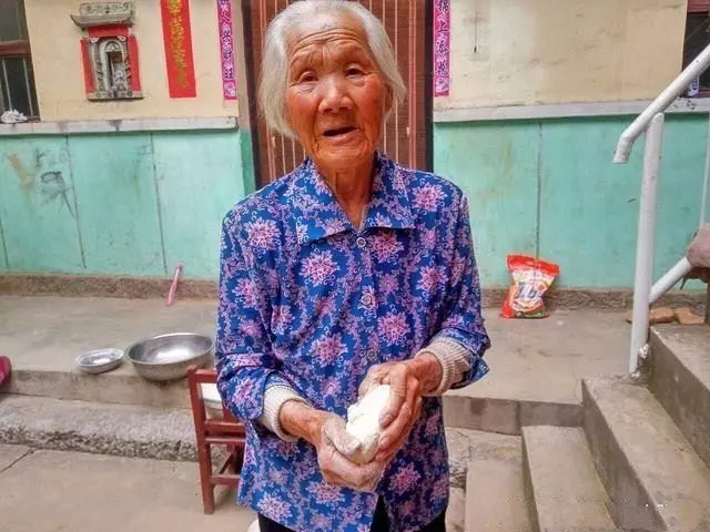 母親逼兒子娶個啞巴女,他新婚當晚逃走,2年後敲開家門,他愣了