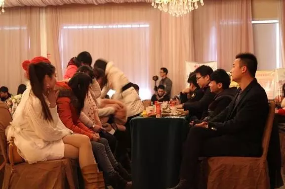 姑娘去相親,對方提前買單離開,服務員說句話,姑娘一臉尷尬