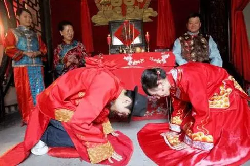 姑娘去相親,對方提前買單離開,服務員說句話,姑娘一臉尷尬