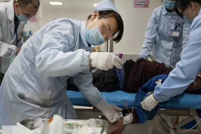 丈夫去世,6歲兒子總捧著他的鞋睡覺,妻子起疑,剪開後哭瞎眼睛