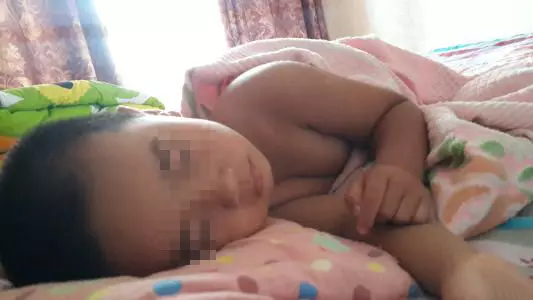 丈夫去世,6歲兒子總捧著他的鞋睡覺,妻子起疑,剪開後哭瞎眼睛