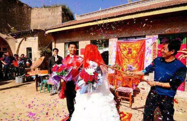 女友被燒傷毀容,男友堅持要娶,遭到家人反對,掀開頭紗男友笑了