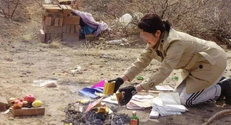 給丈母娘上墳,妻子非要燒真錢,看見墳後一個人影,老公拿出十萬
