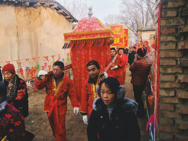 小叔子結婚,城裡嫂子送一輛跑車,拉開車門看後,小叔子撒腿就跑