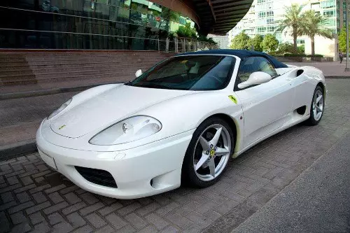 小叔子結婚,城裡嫂子送一輛跑車,拉開車門看後,小叔子撒腿就跑