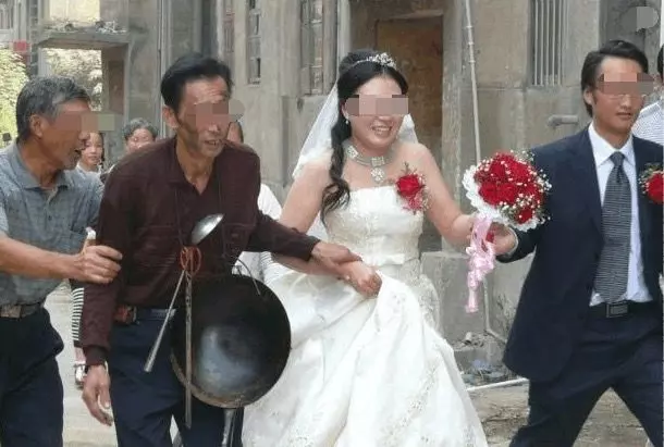 小叔子結婚,城裡嫂子送一輛跑車,拉開車門看後,小叔子撒腿就跑