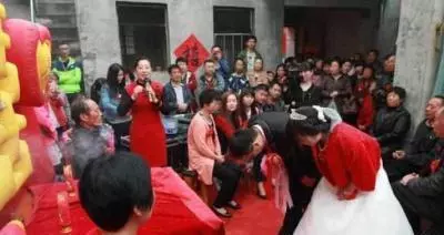 婚後妹妹準時寄錢卻從不回家,殘疾哥哥去探望,走進客廳愣住了