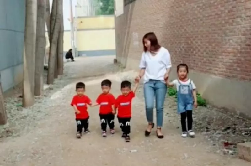 母親看見女兒回家,對著家裡大喊:老頭子快關門,女兒又回來了