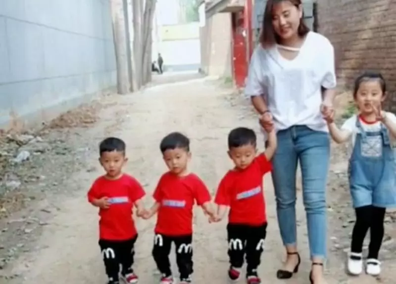 母親看見女兒回家,對著家裡大喊:老頭子快關門,女兒又回來了