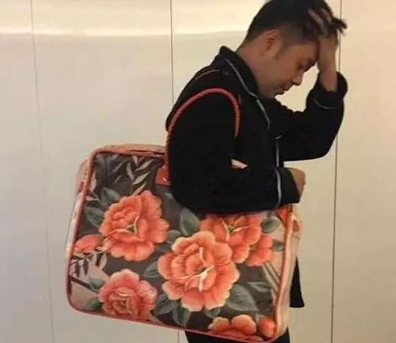丈夫一回家,就把包鎖起來,有天他忘鎖,俺偷偷打開後,直喘粗氣