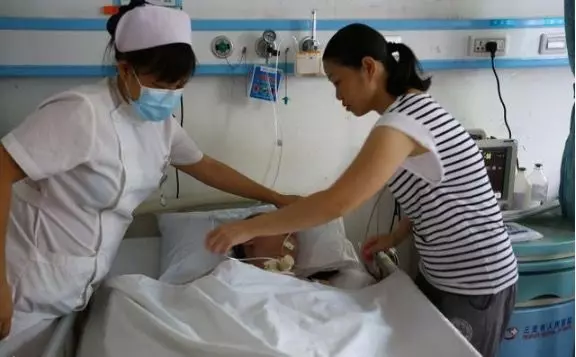 婆婆住院,兒媳伺候7天沒合眼,出院時複查,醫生寫三字:離婚吧