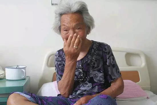 婆婆住院,兒媳伺候7天沒合眼,出院時複查,醫生寫三字:離婚吧