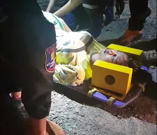 快看!抱16天大寶寶尋夫 正室遭小三開車撞!