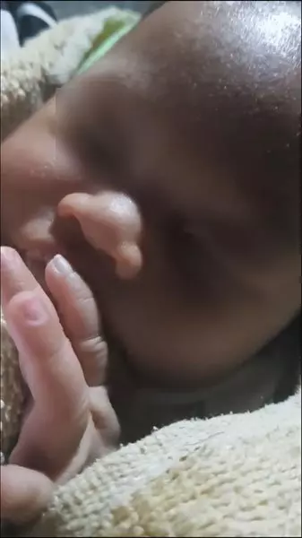 快看!抱16天大寶寶尋夫 正室遭小三開車撞!