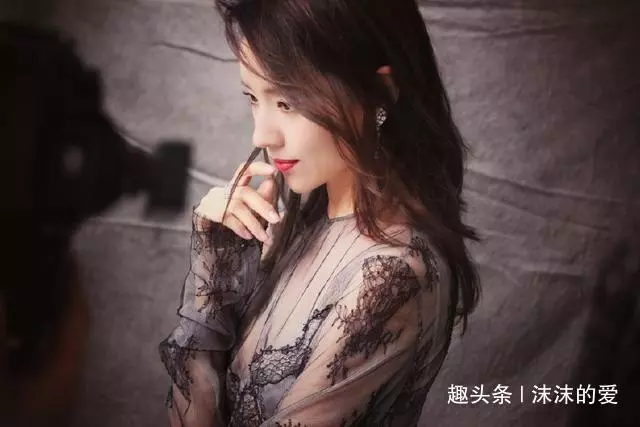 本是一位舞伴,卻因在春晚上被謝霆鋒牽了一下手,從此路人變明星!