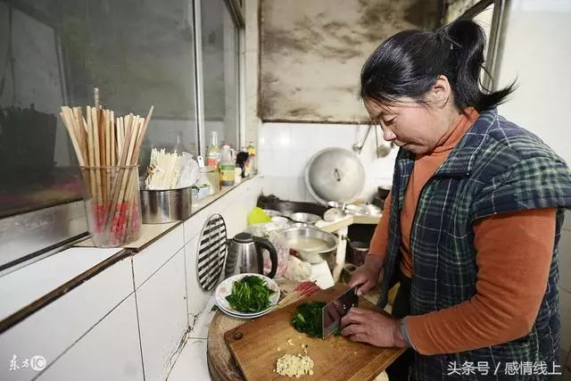 接農村老媽來家住半個月,老婆天天以淚洗臉,我只好把老媽送走