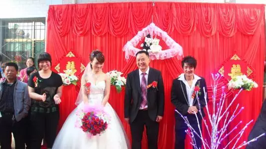 出差一個月,喊前夫來家照顧女兒,回來推開門看到一桌菜,我傻了