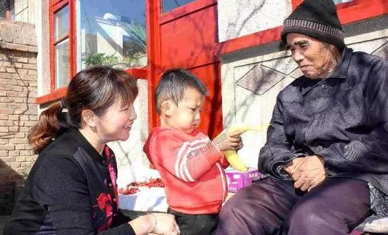 婆婆分家產時,孝順大兒媳分到破房子,不孝弟媳分到大房子!