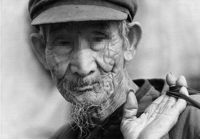家裡來了一條蛇,老人不讓打,十年後老人去世,蛇走了,家敗了