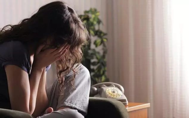 我結婚婆婆給了我一個破手鐲,我生氣扔向窗外,轉身後我愣了