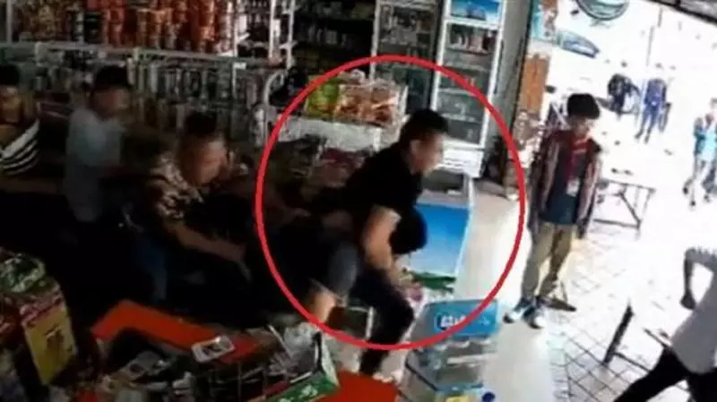 小屁孩亂撒尿…老闆踹一腳下去 他老子撂人圍毆