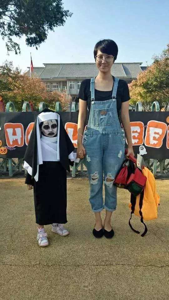 萬聖節公主扮膩了~ 4歲娃挑戰「鬼修女」 哀怨臉讓同學很母湯 -