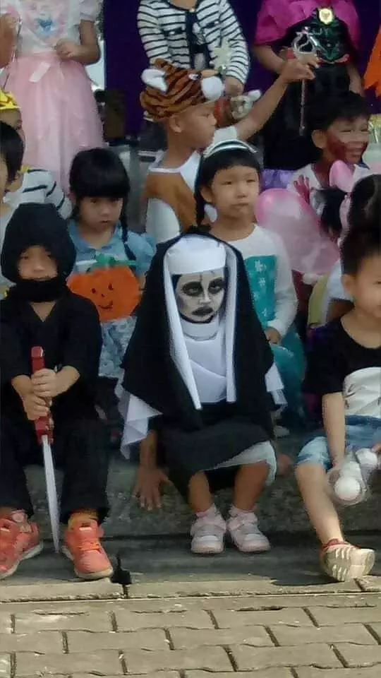 萬聖節公主扮膩了~ 4歲娃挑戰「鬼修女」 哀怨臉讓同學很母湯 -