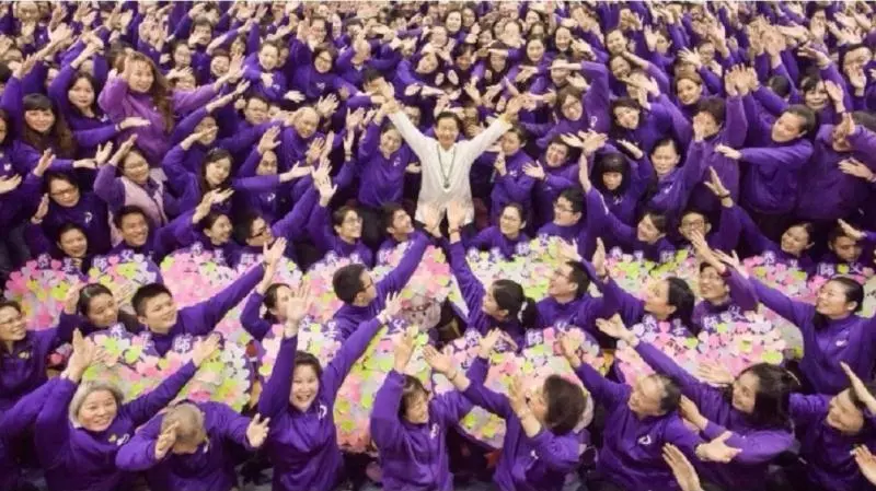 當皇帝伺候! 妙禪享女信徒「左右服侍」