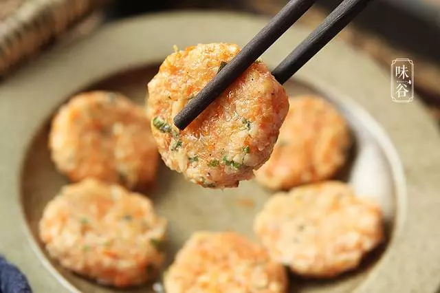 這蝦餅不用麵粉,不用雞蛋,鮮美營養,孩子看到就想吃