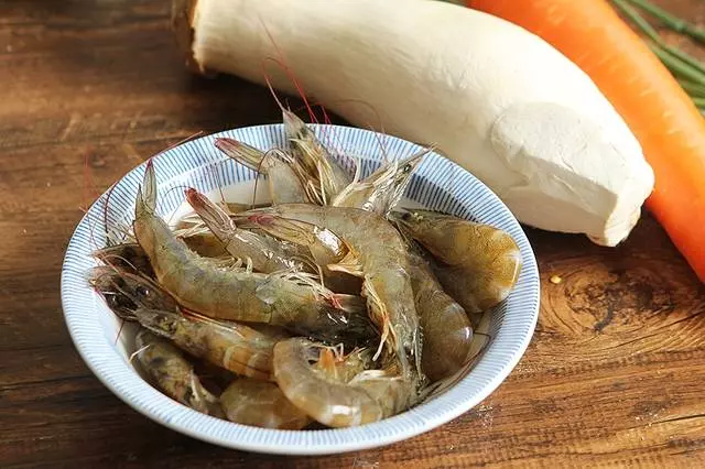這蝦餅不用麵粉,不用雞蛋,鮮美營養,孩子看到就想吃
