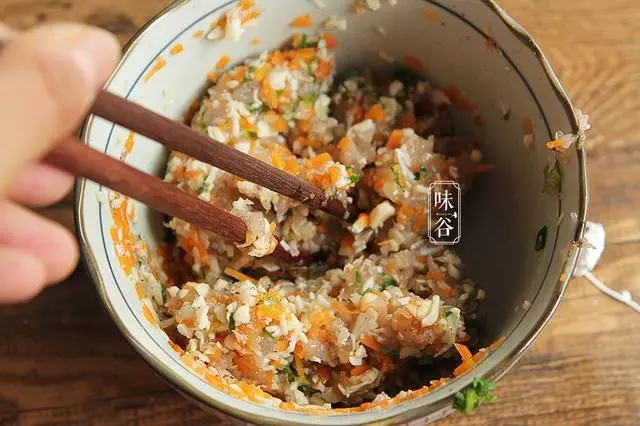 這蝦餅不用麵粉,不用雞蛋,鮮美營養,孩子看到就想吃
