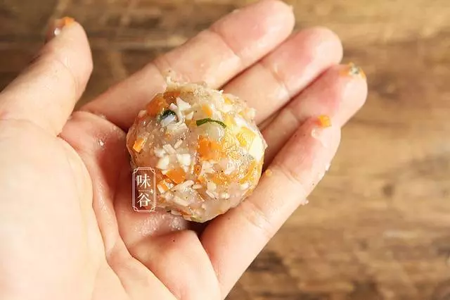 這蝦餅不用麵粉,不用雞蛋,鮮美營養,孩子看到就想吃