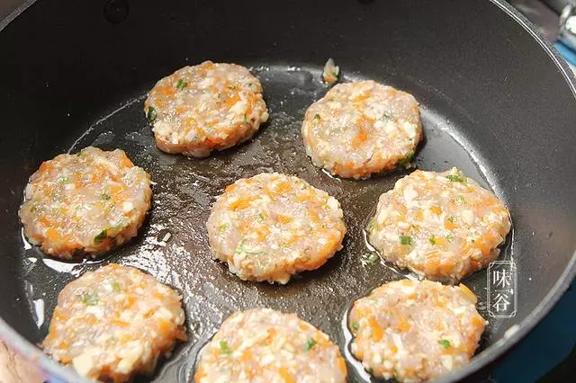 這蝦餅不用麵粉,不用雞蛋,鮮美營養,孩子看到就想吃