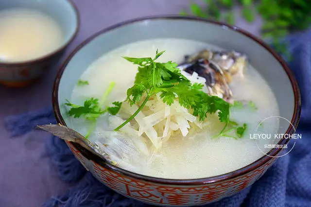 怎樣燉鯽魚湯像牛奶一樣白?加熱水還是涼水?其實只需注意一點