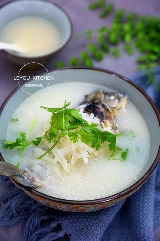 怎樣燉鯽魚湯像牛奶一樣白?加熱水還是涼水?其實只需注意一點