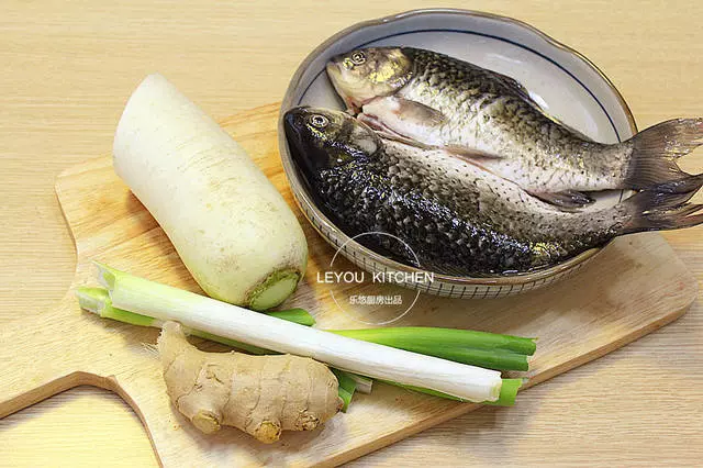 怎樣燉鯽魚湯像牛奶一樣白?加熱水還是涼水?其實只需注意一點