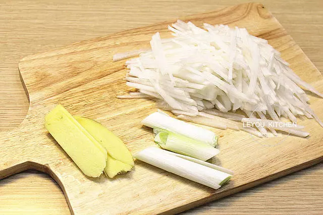 怎樣燉鯽魚湯像牛奶一樣白?加熱水還是涼水?其實只需注意一點