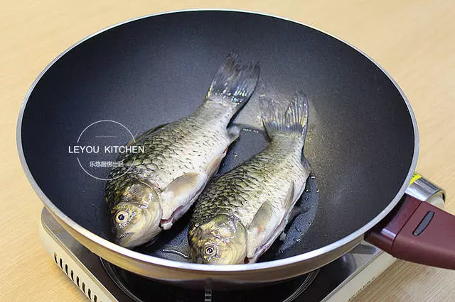 怎樣燉鯽魚湯像牛奶一樣白?加熱水還是涼水?其實只需注意一點