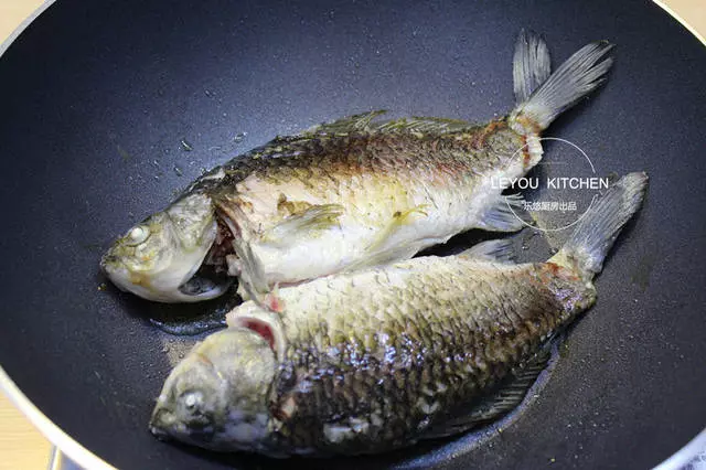 怎樣燉鯽魚湯像牛奶一樣白?加熱水還是涼水?其實只需注意一點