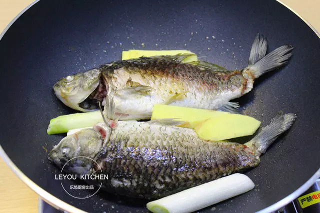 怎樣燉鯽魚湯像牛奶一樣白?加熱水還是涼水?其實只需注意一點
