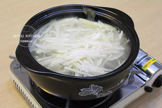怎樣燉鯽魚湯像牛奶一樣白?加熱水還是涼水?其實只需注意一點
