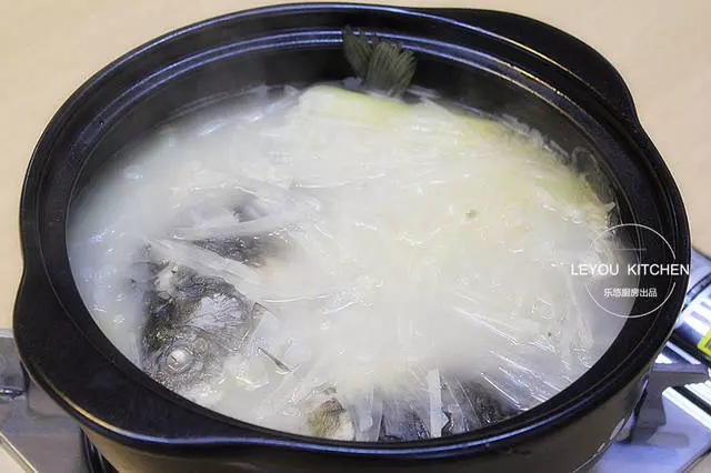 怎樣燉鯽魚湯像牛奶一樣白?加熱水還是涼水?其實只需注意一點