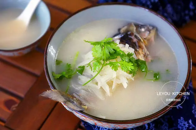 怎樣燉鯽魚湯像牛奶一樣白?加熱水還是涼水?其實只需注意一點