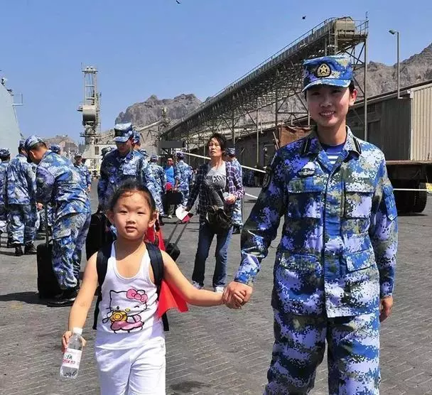 中國解放軍撤僑行動!有2次出動軍艦載滿飛彈,當地武裝不敢阻擾