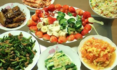 女孩假裝患癌試探男友,男友做一桌子飯菜,剛嘗一口,女孩提分手