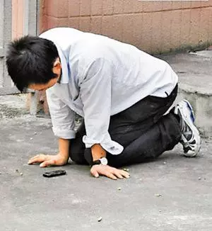 妻子一天20個包裹,丈夫扇其耳光,拆包裹後丈夫從村頭跪到村尾