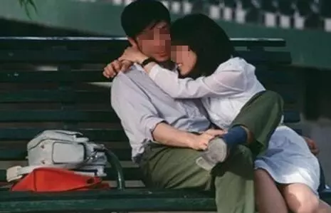 小姑子坐月子,婆婆讓俺住陽台,半夜聽見小姑子尖叫,俺緊捂嘴巴