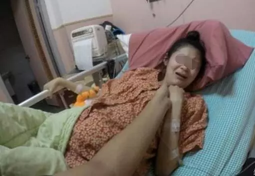 小姑子坐月子,婆婆讓俺住陽台,半夜聽見小姑子尖叫,俺緊捂嘴巴