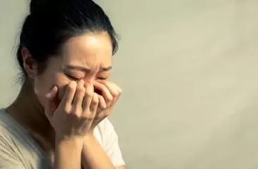 小姑子坐月子,婆婆讓俺住陽台,半夜聽見小姑子尖叫,俺緊捂嘴巴